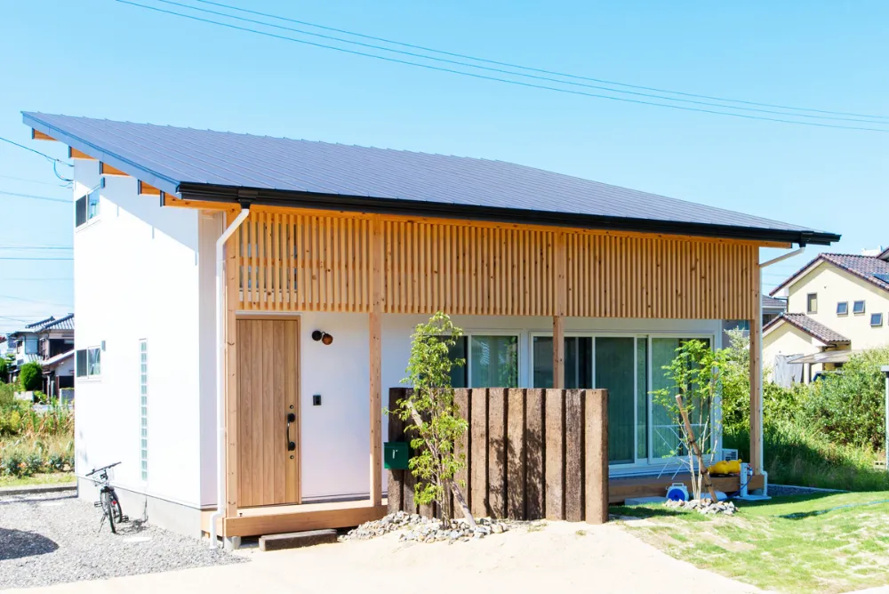 光あふれるリビングと庭と笑顔の家