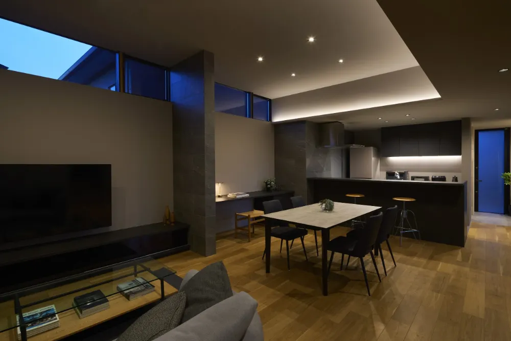 四季と風情を愉しむ大きな窓のある家