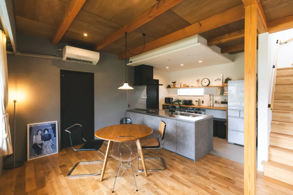 伊予灘の夕焼けを楽しむガレージハウス