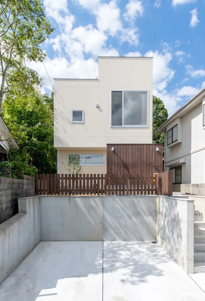 街並みに個性を放つ。堅牢なガレージとリズム感のある外観デザイン