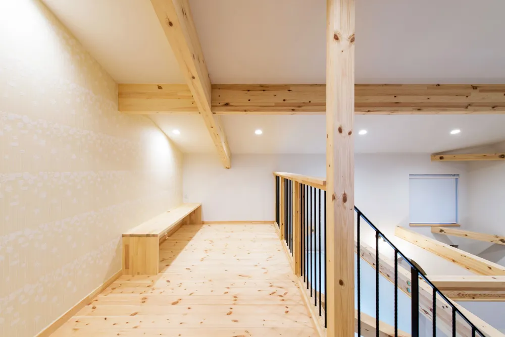 光あふれるリビングと庭と笑顔の家