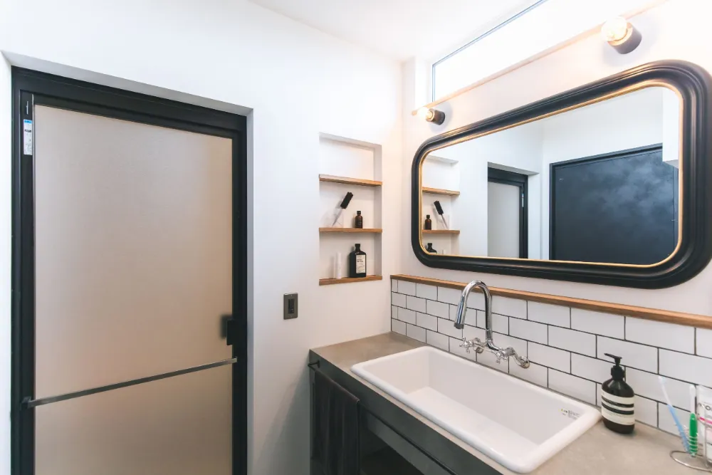 伊予灘の夕焼けを楽しむガレージハウス