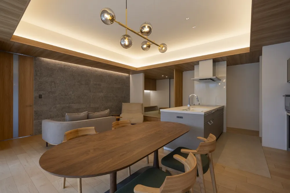 木の温もりが灯る和モダンの家