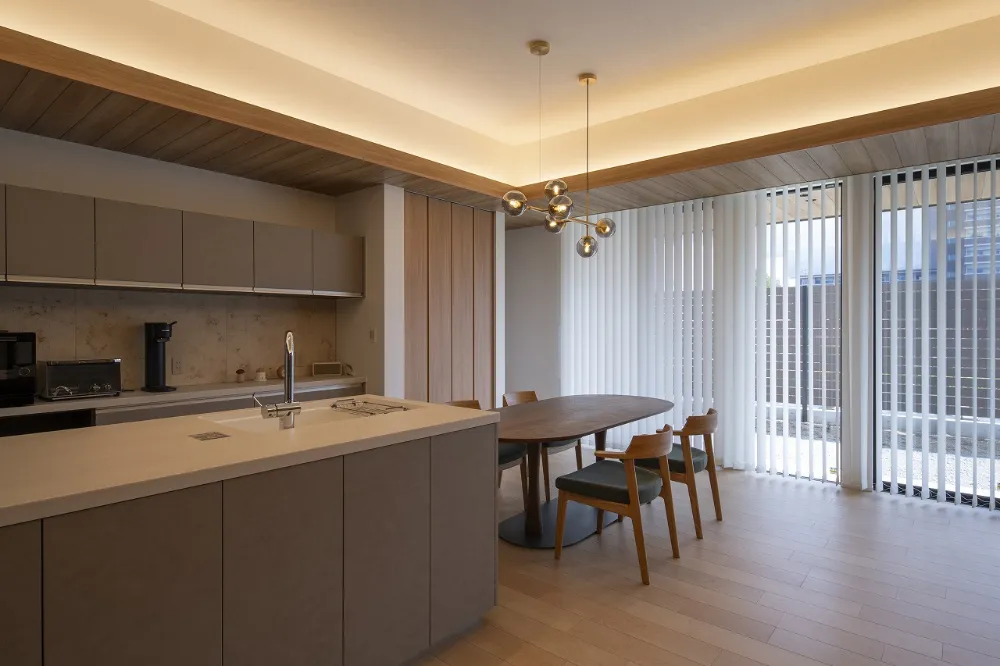 木の温もりが灯る和モダンの家