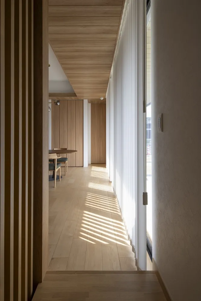 木の温もりが灯る和モダンの家