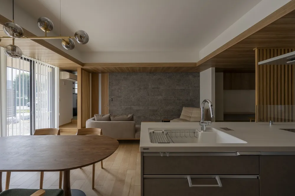 木の温もりが灯る和モダンの家