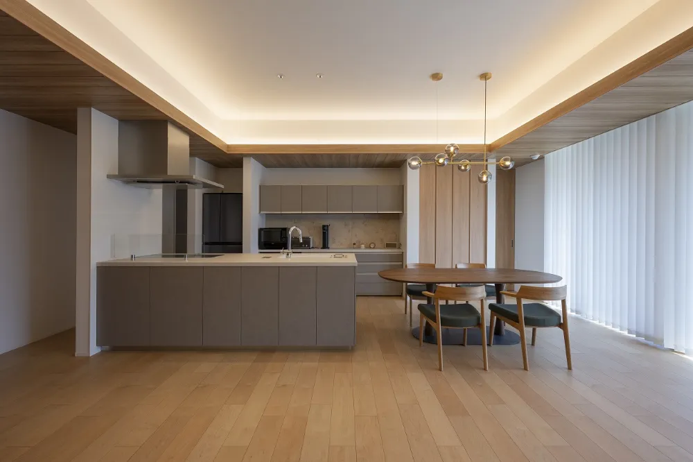 木の温もりが灯る和モダンの家