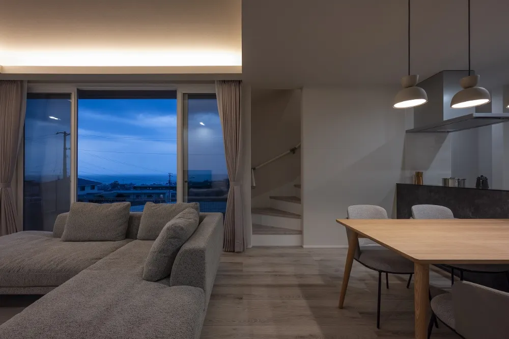 水平線をとりこむ大開口の家