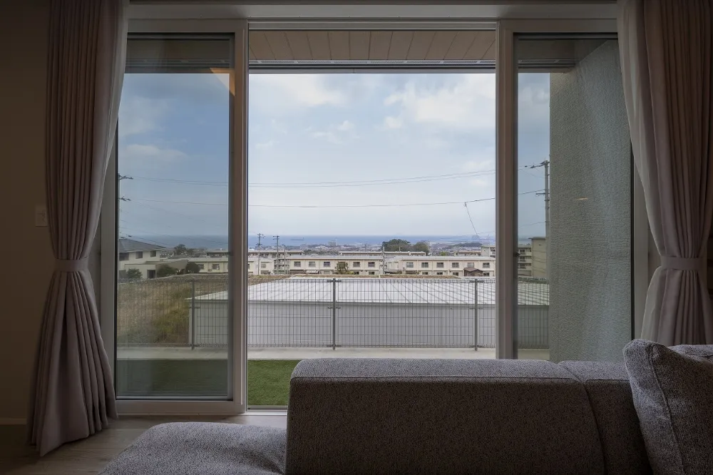 水平線をとりこむ大開口の家