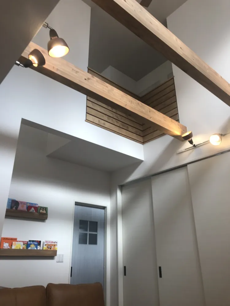 洗練されたデザインと木の温もりが響き合う