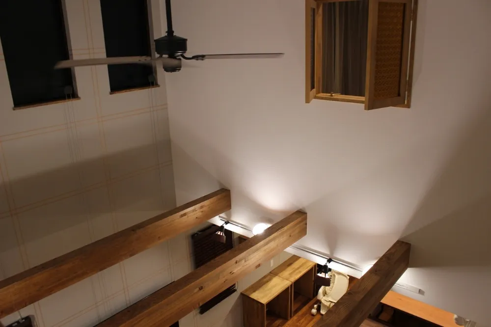 ダイナミックな「吹き抜け」と「見せ梁」