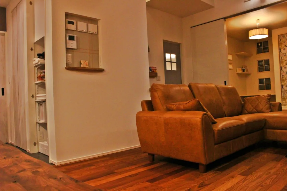 洗練されたデザインと木の温もりが響き合う