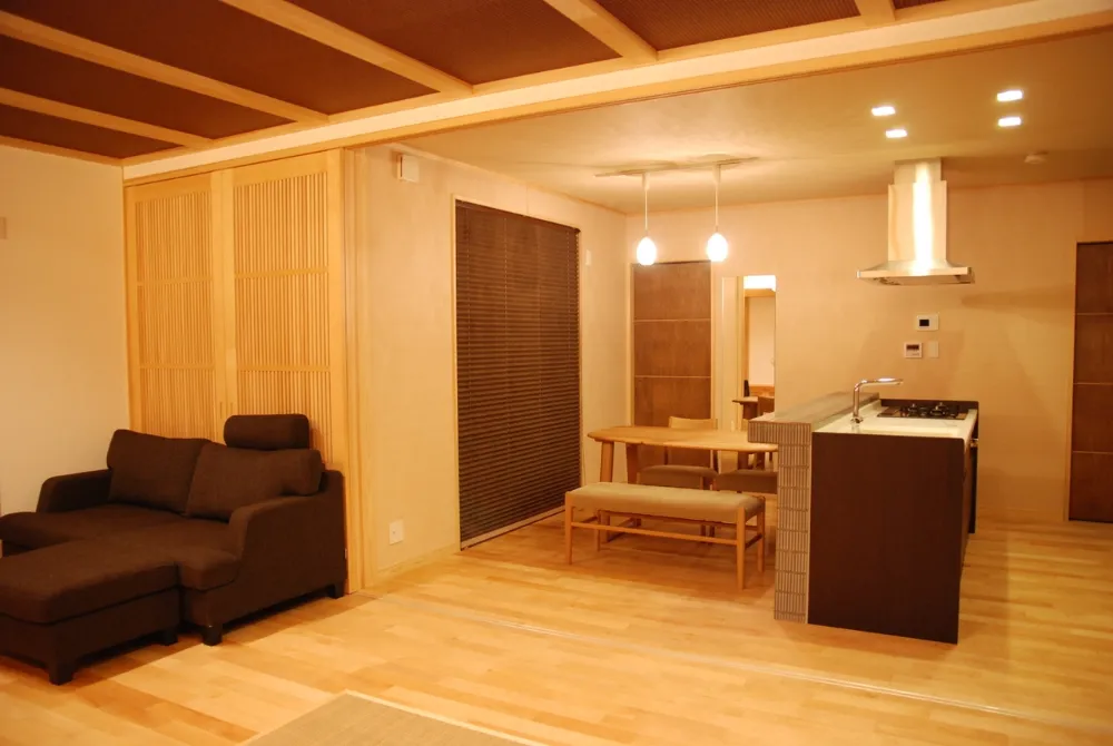 伝統美と現代の暮らしが調和する、平屋の住まい