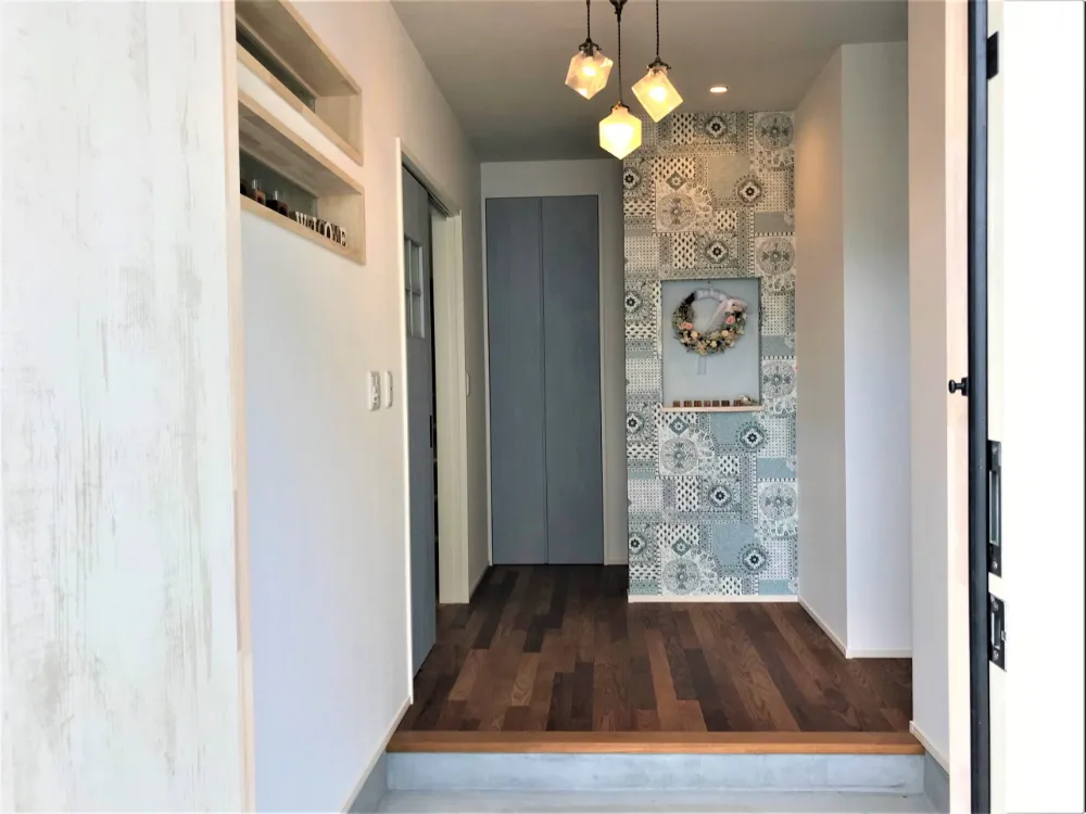 洗練されたデザインと木の温もりが響き合う