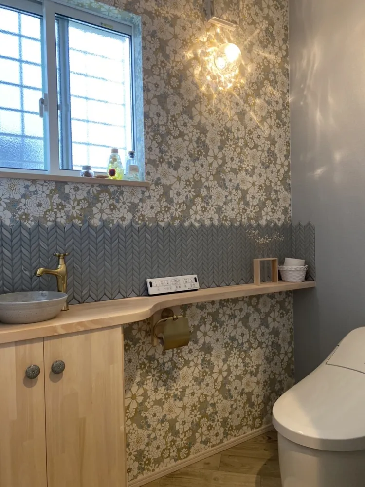 洗練されたデザインと木の温もりが響き合う