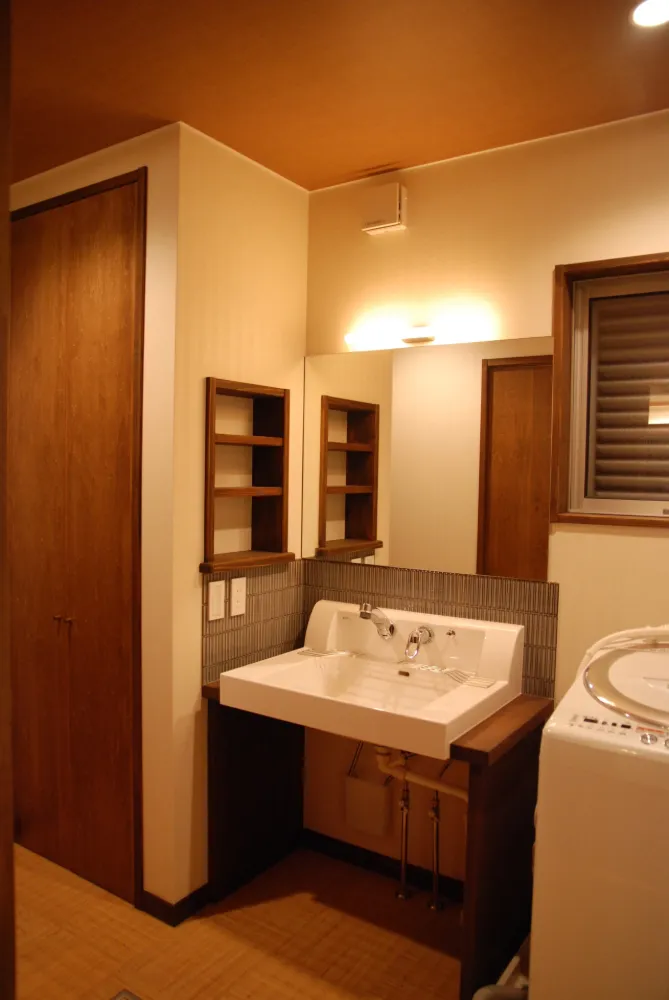 「空間に馴染むオープンな収納棚」