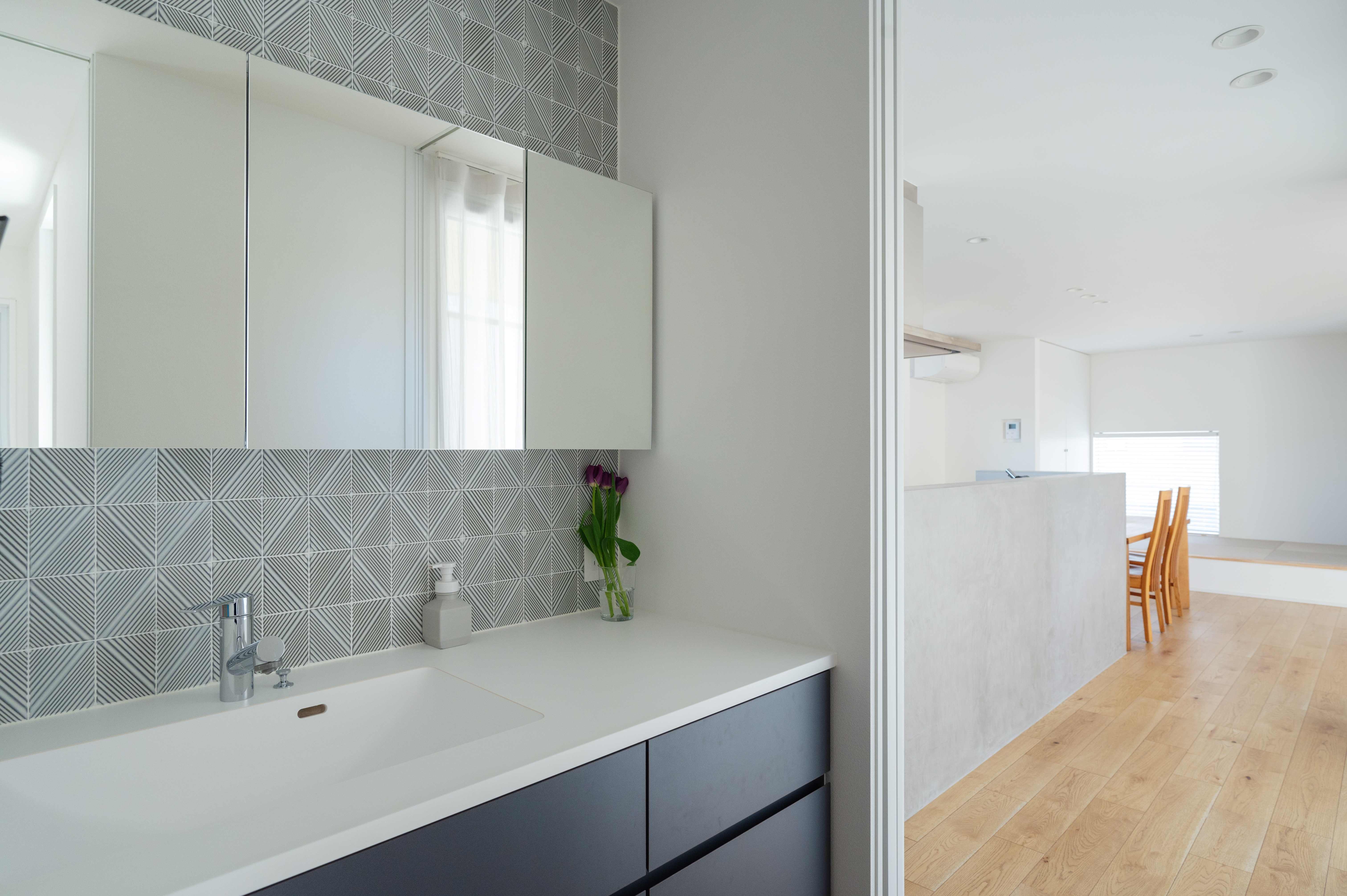 廊下に設けた造作の洗面台