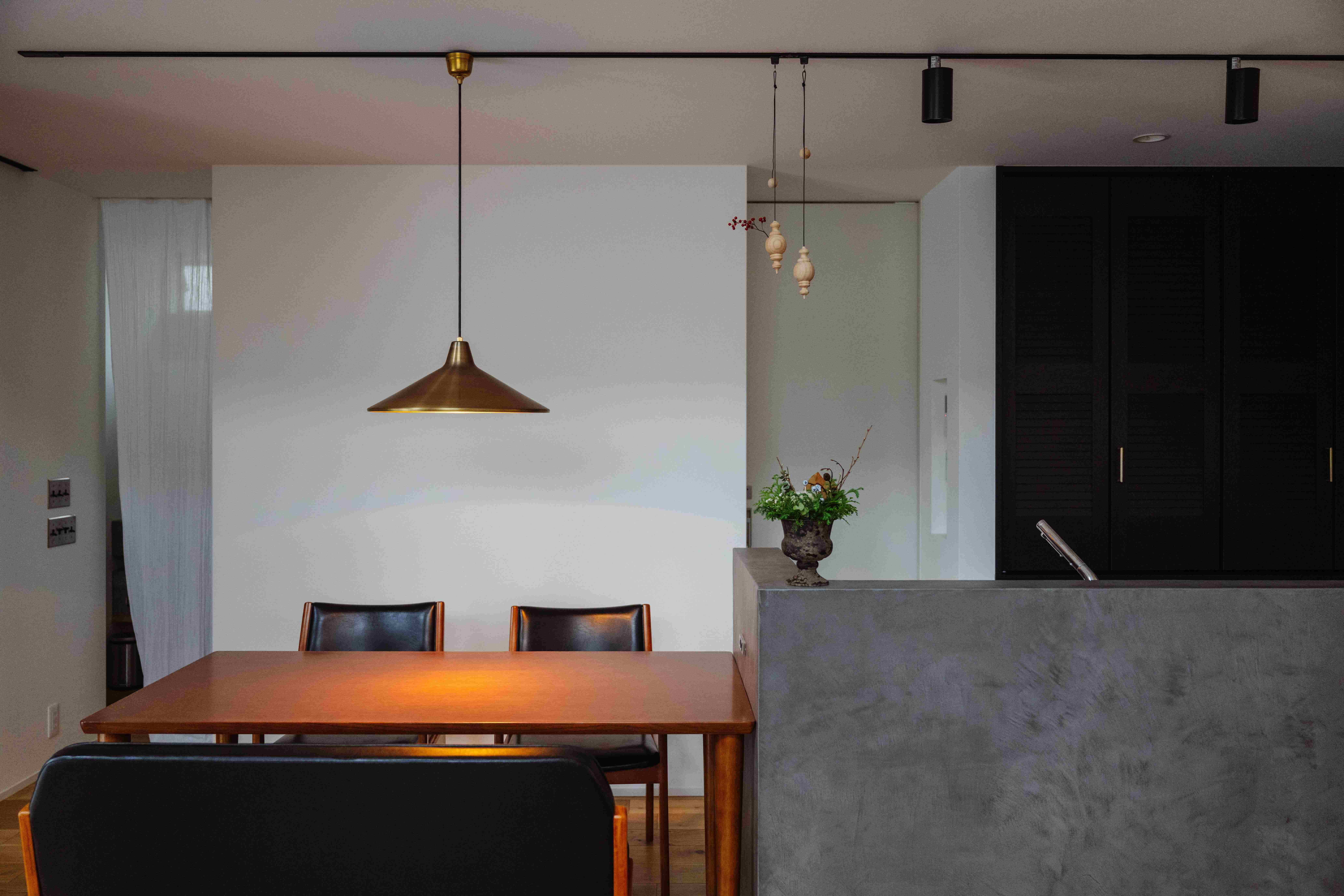 モールテックスの素材感とモノトーンで統一した上質なキッチン