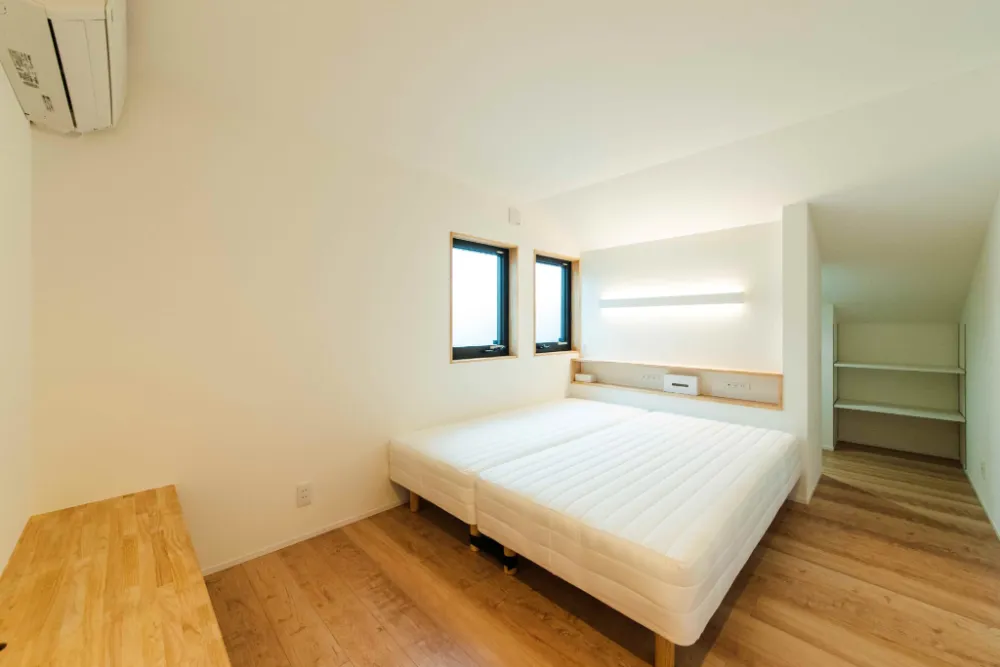 ウォークインクローゼットが隣接した寝室