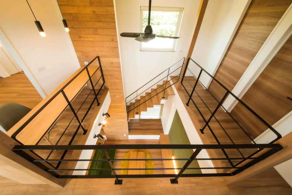 リビングから続く吹抜けを取り巻くように設置された回廊式の廊下