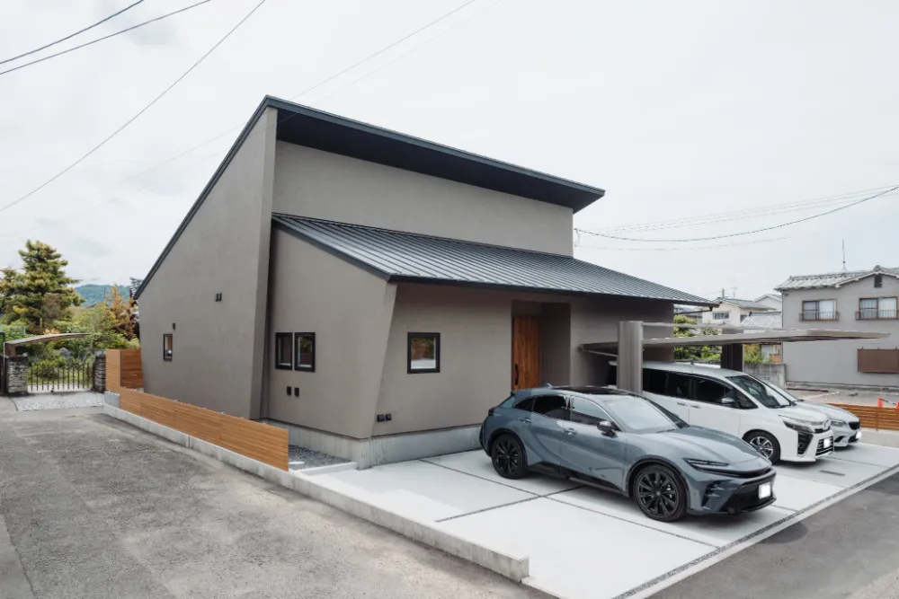 やさしいグレージュの塗り壁でデザインされた外観