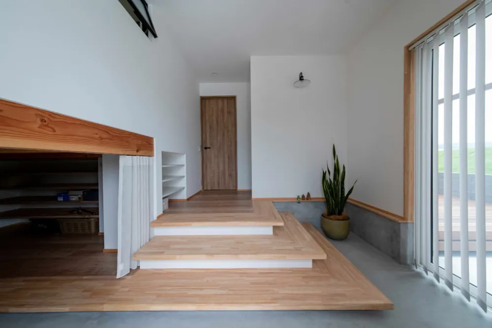 ステージに通ずるような連なる玄関階段