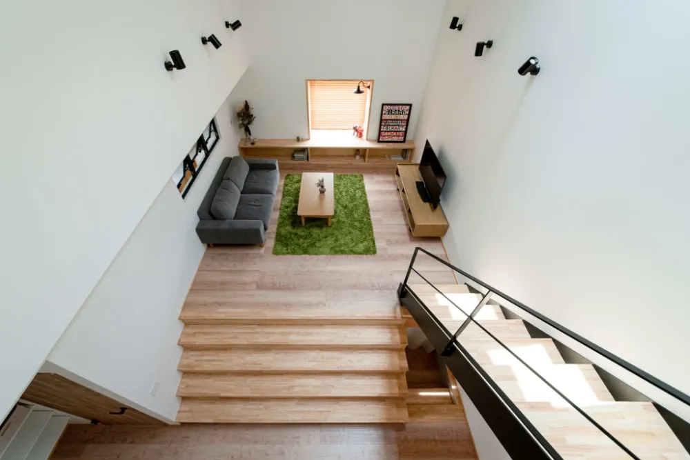 1階と2階を二つの階段でつなぐスキップフロアのある家