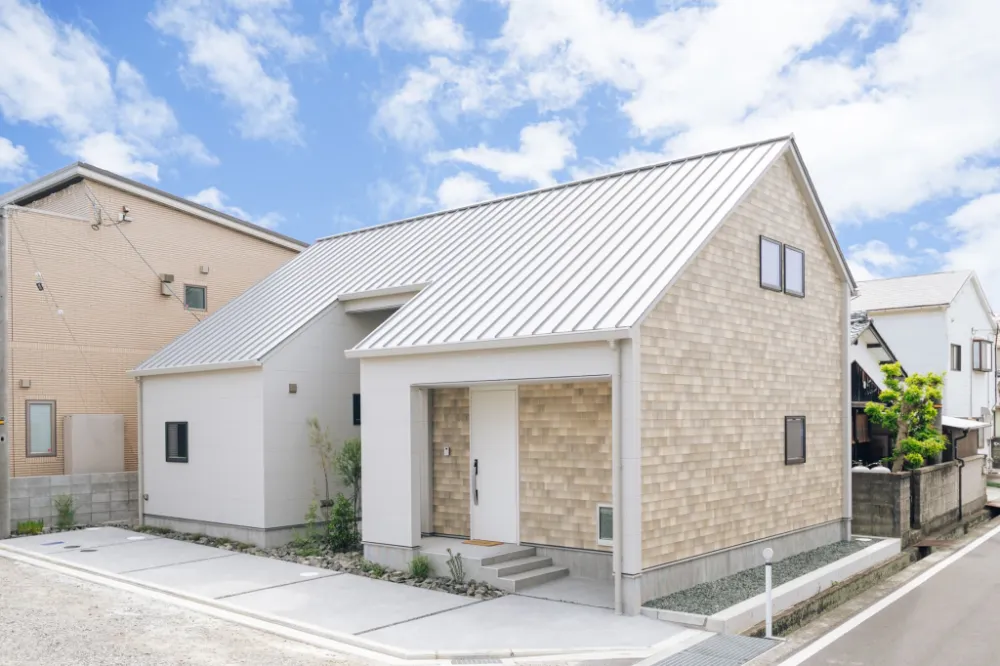 平屋みたいなちょっと小さな三角屋根の家