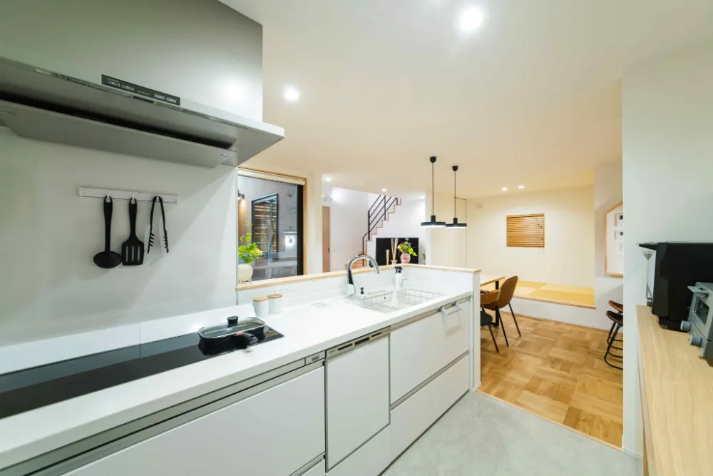 おしゃれで開放感のある吹抜けと外からの視線を遮る中庭のある家