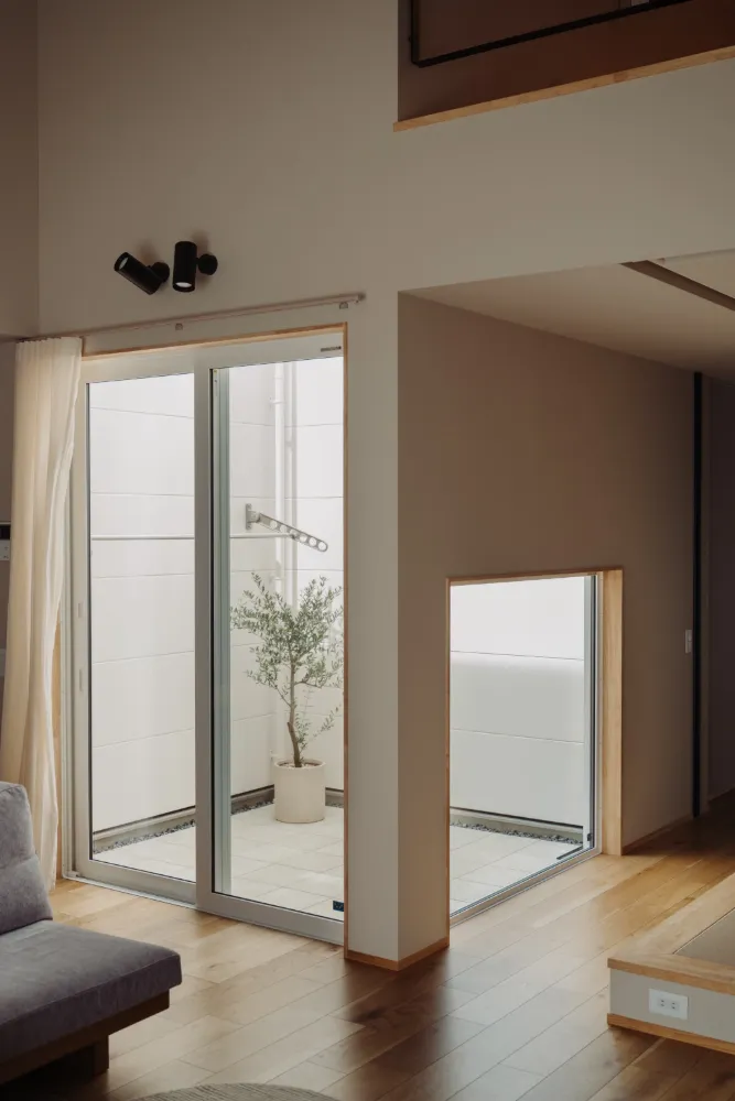 家族が繋がるロフトや中庭のある平屋