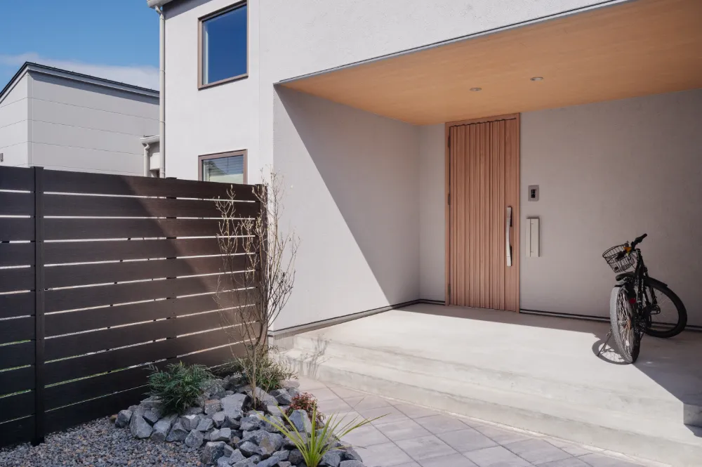 スマートでシンプル、多くの収納を設えたスタイリッシュな家