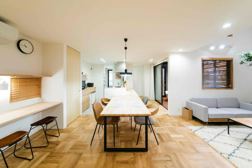 おしゃれで開放感のある吹抜けと外からの視線を遮る中庭のある家