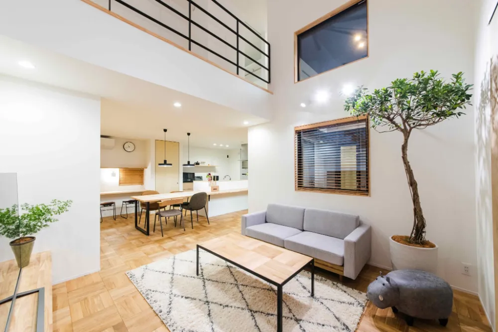 おしゃれで開放感のある吹抜けと外からの視線を遮る中庭のある家