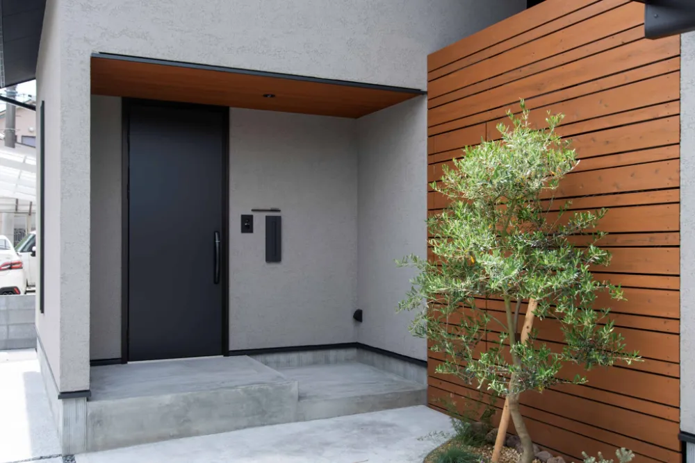 おしゃれで開放感のある吹抜けと外からの視線を遮る中庭のある家