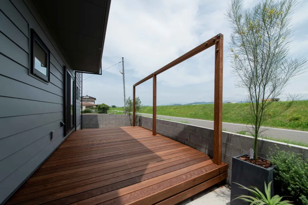 家族みんなで過ごせる広々ウッドデッキ