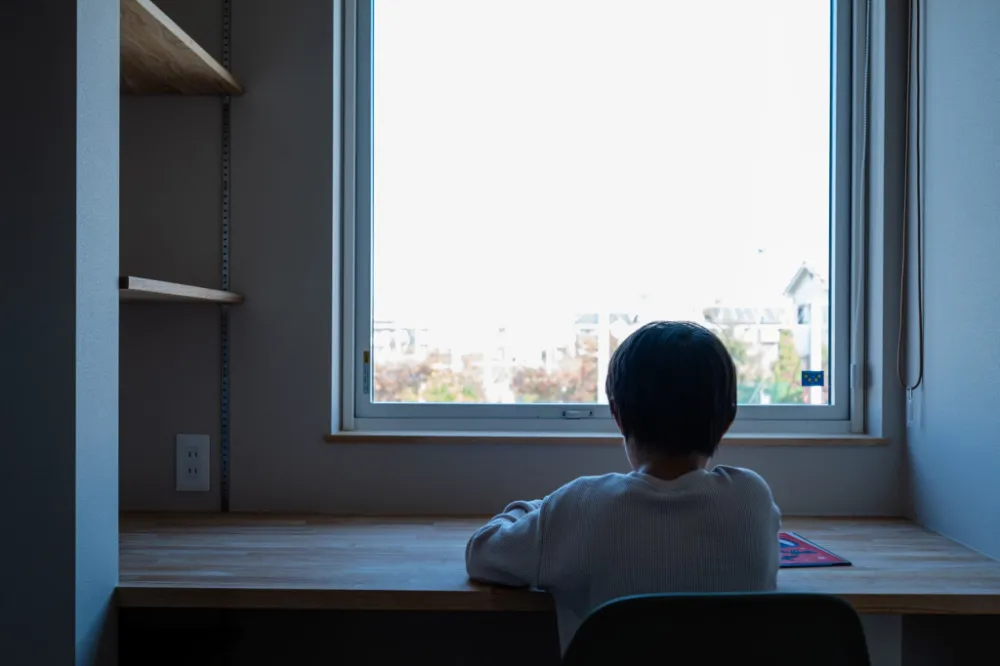 外を眺めながら作業ができる子供室