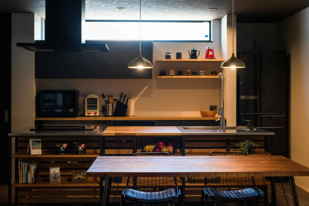 無垢と黒いアイアンを使ったシステムキッチン