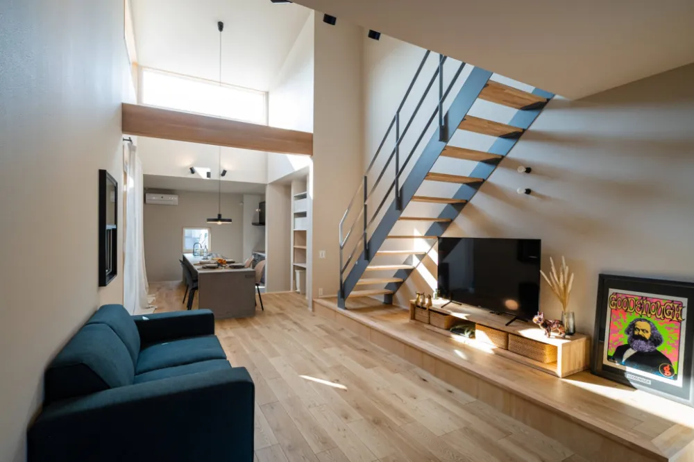 明るさと心地よさをもたらす吹抜けのある家