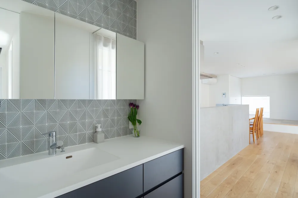 スマートでシンプル、多くの収納を設えたスタイリッシュな家