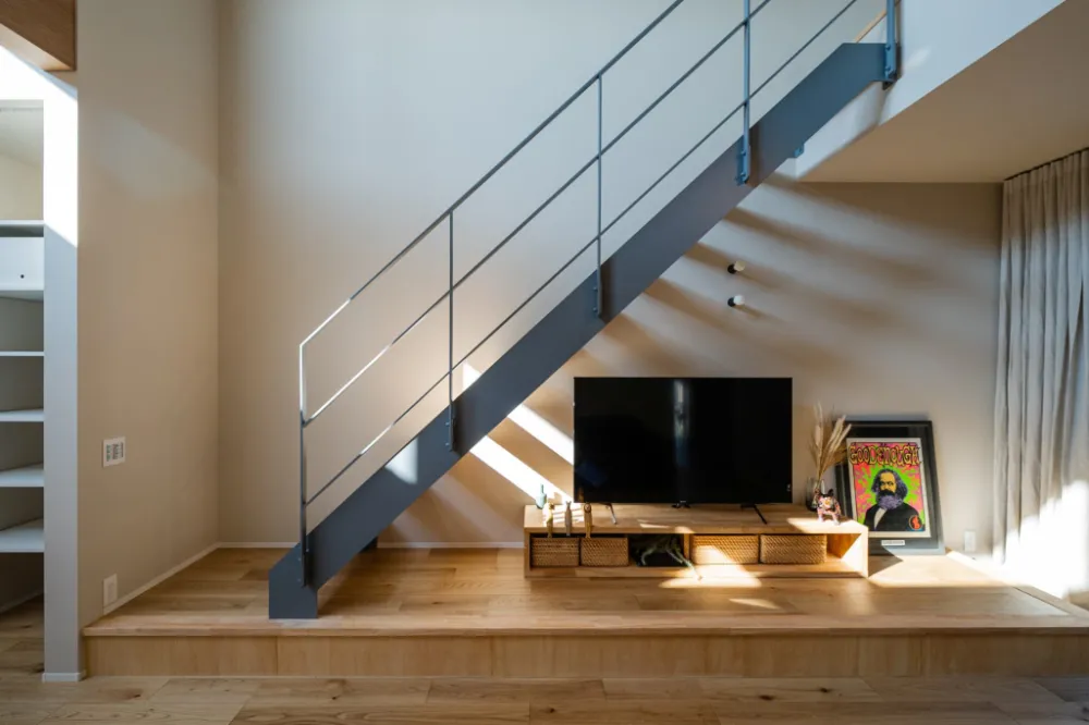 １階へ遮ることなく光を通すスケルトン階段