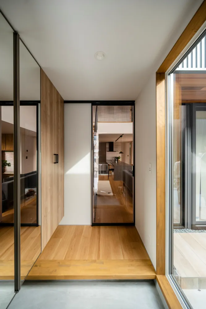 開放感とプライバシーを両立　2つの中庭のある家