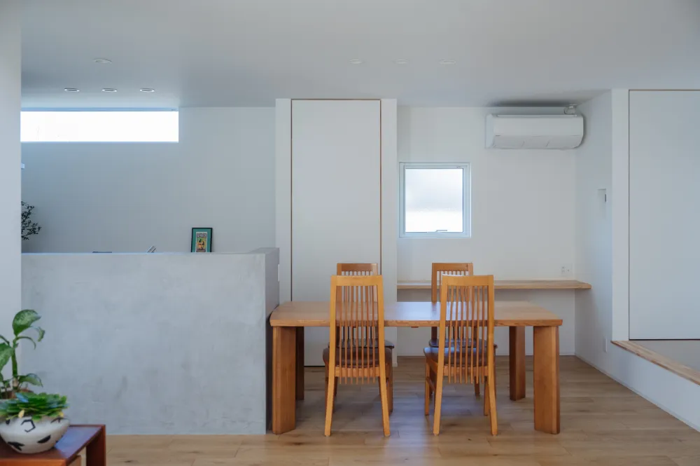 スマートでシンプル、多くの収納を設えたスタイリッシュな家