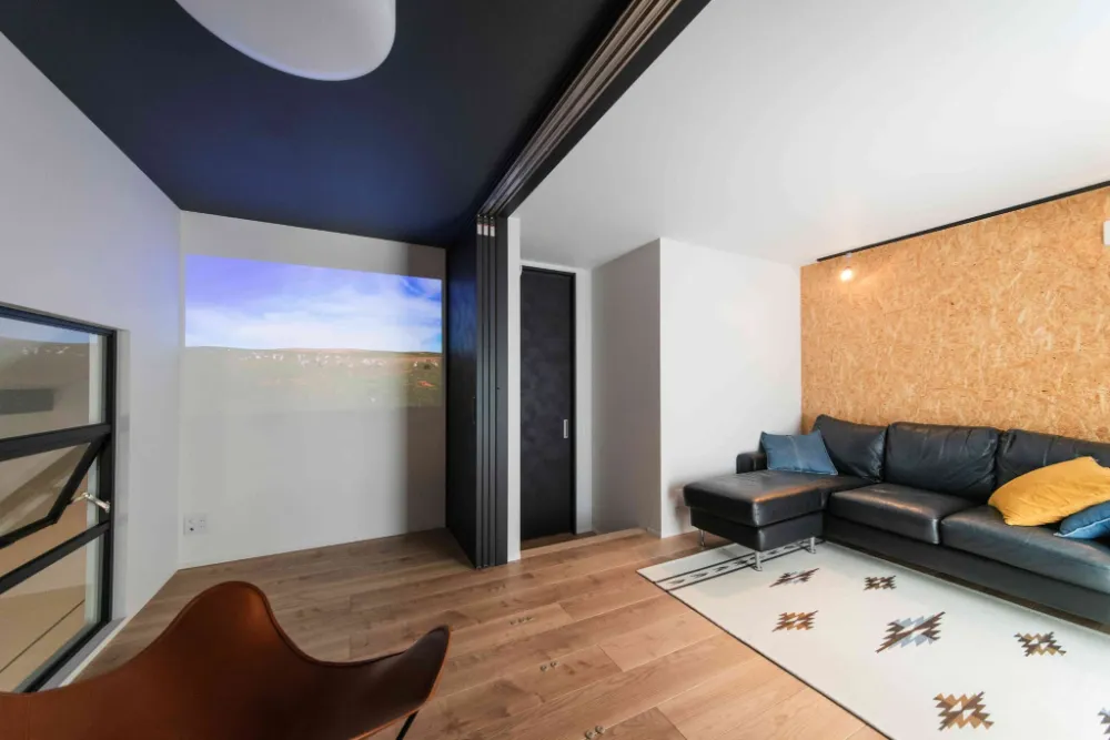 スキップフロアを設けて特別感を出した洋室