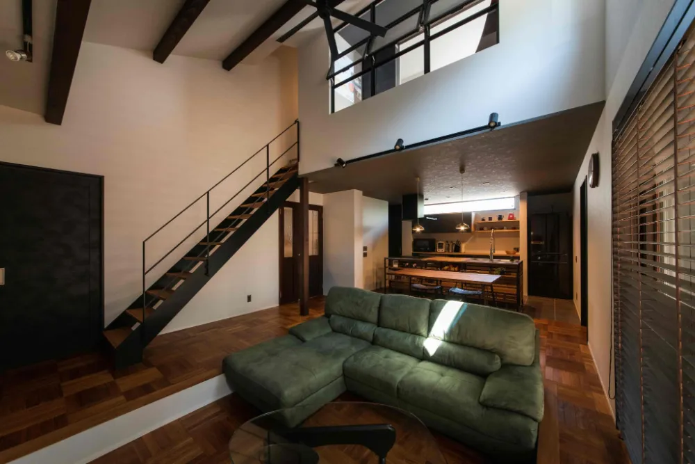 パーケットフローリングを敷き詰めたリビングダイニング。