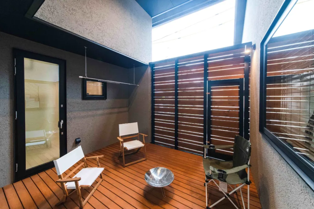 表からの視線を遮りながら外の空気を感じられる中庭