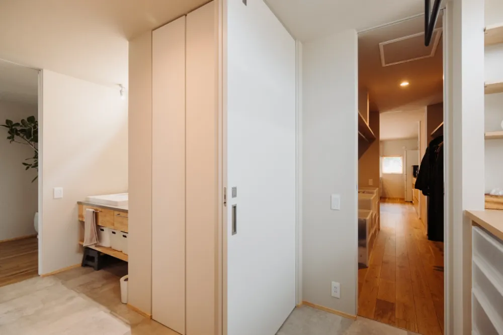 家族が繋がるロフトや中庭のある平屋