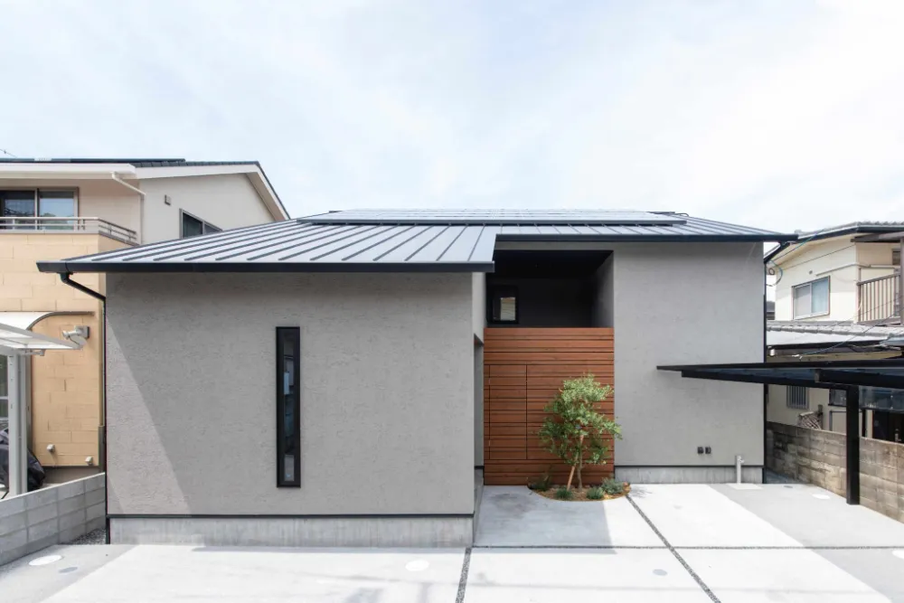 おしゃれで開放感のある吹抜けと外からの視線を遮る中庭のある家