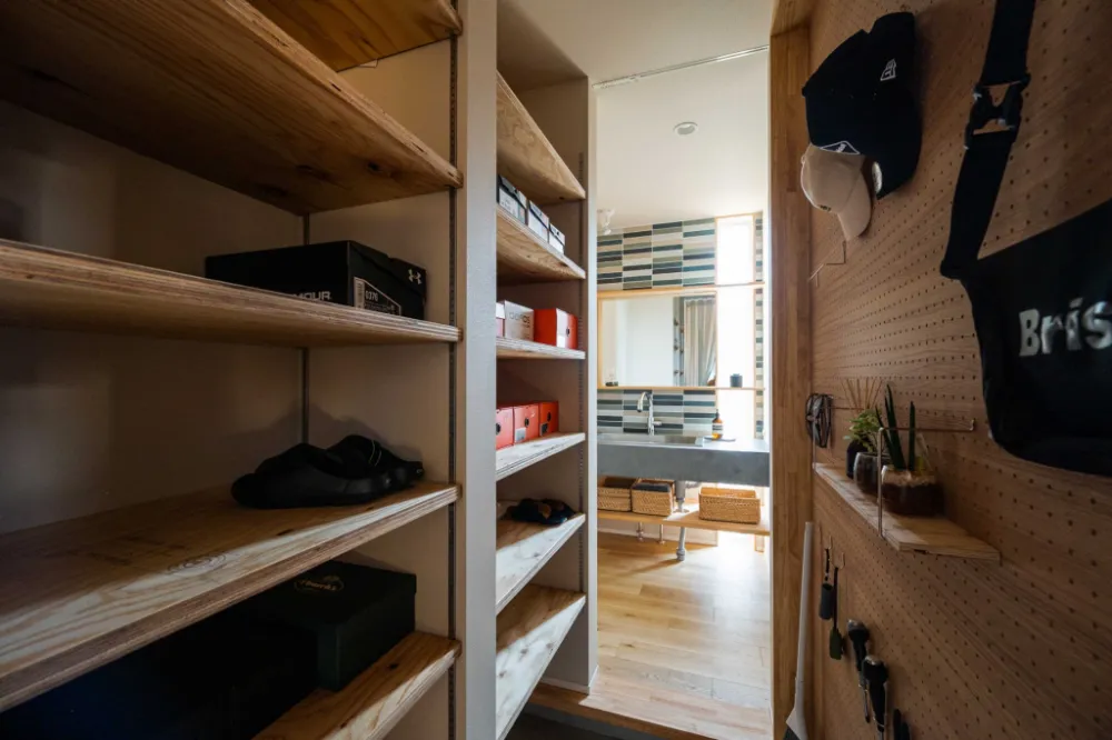 玄関土間から続く裏動線