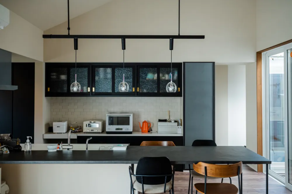 ダイニングテーブルを一体化したオリジナルキッチン。