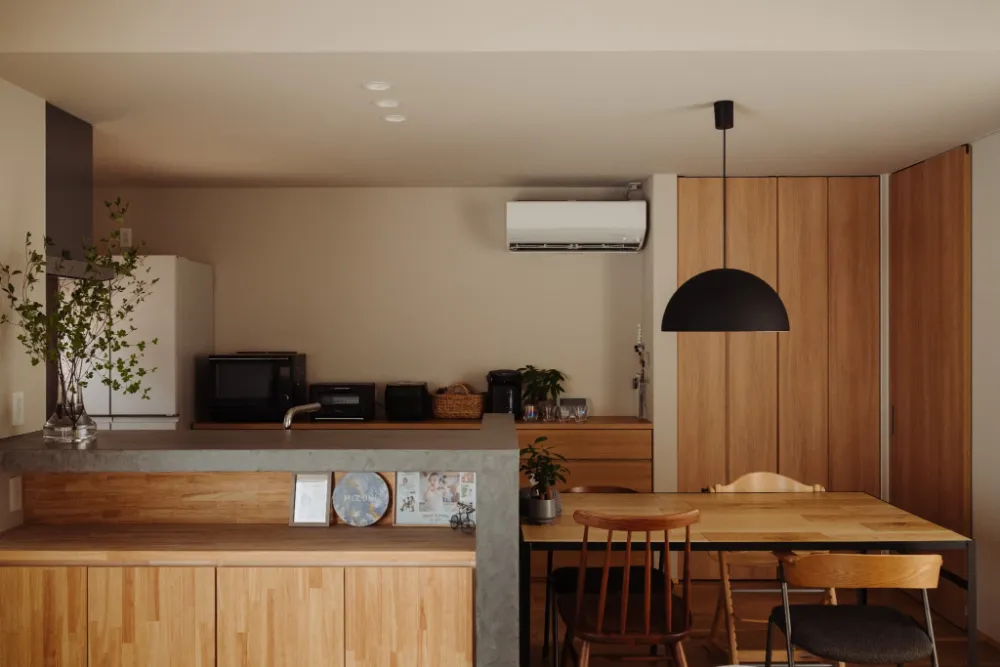 モールテックス素材を用いた「シンプル×スタイリッシュ」なキッチン